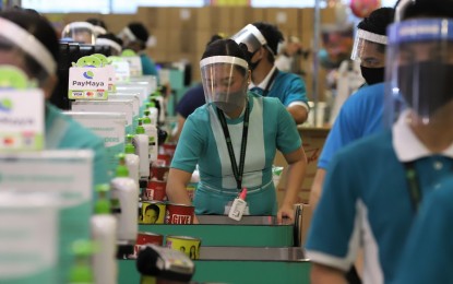 <p><strong>JOBLESSNESS</strong>. Supermarket personnel wear face masks and shields to protect themselves from coronavirus disease 2019 (Covid-19) which rendered 45.5 percent of the country’s adult labor force jobless based on the July 3-6 Social Weather Stations survey. Malacañang on Monday (July 17, 2020) said the government was saddened, but the record joblessness was expected due to lockdowns imposed to contain Covid-19. <em>(File photo)</em></p>