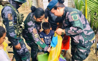 <p><strong>HELP FOR THE POOR.</strong> A poor family in Northern Samar receives groceries and cash assistance from the Provincial Mobile Force Company in this undated photo. The Police Regional Office 8 (Eastern Visayas) on Friday (May 1, 2020) said they have already assisted a total of 2,015 indigent families adversely affected by the health crisis, through its “Kapwa Ko, Sagot Ko!” adopt-a-family program. <em>(Photo courtesy of Northern Samar PMFC)</em></p>