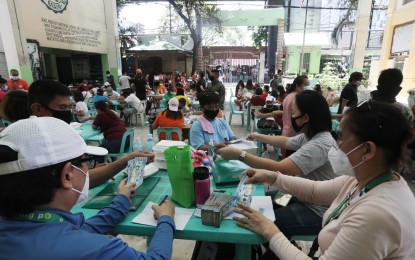 <p><strong>BEATING THE DEADLINE.</strong> Personnel from the Parañaque City government distribute cash aid as part of the Social Amelioration Program to around 859 beneficiaries at the Tambo Elementary School on Monday (May 4, 2020). The Department of the Interior and Local Government has given local officials in Metro Manila until May 10 to complete the distribution of the first tranche of the cash aid. <em>(PNA photo by Avito C. Dalan)</em></p>
