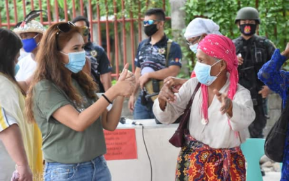 <p><strong>FRIGHTENING EXPERIENCE.</strong> An elderly Moro woman (right) narrates to North Cotabato Governor Nancy Catamco (left) on how she and her family fled to safety when the fighting ignited between the Ambel and Naga clans on April 29, 2020 that resulted to the evacuation of nearly 200 families in Barangays Kilada and Marbel of Matalam town in the province. The governor visited the evacuees on Sunday (May 3, 2020) and  is scheduled to meet the elders of the warring clans to settle their decades-old quarrel. <em>(Photo courtesy of North Cotabato PIO)</em></p>