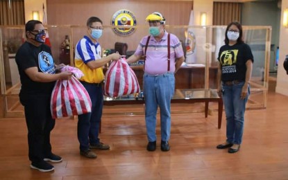 <p><strong>FACE MASKS</strong>. Iloilo City Mayor Jerry Treñas receives face masks donated by the Convention of Philippine Baptist Churches on Monday (May 4, 2020). The city government targets to produce 200,000 washable face masks to be given free to city residents. <em>(Photo courtesy of Iloilo City government)</em></p>