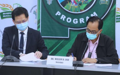 <p><strong>EKADIWA.</strong> Department of Agriculture (DA) Secretary William Dar (right), and AgriNurture Inc. (ANI) president and chief executive officer Antonio Tiu (left) sign a memorandum of agreement (MOA) for the "eKadiwa", a digital marketing that links farm producers to consumers. The signing was held at the DA Conference Room in Quezon City on Monday (May 4, 2020). <em>(PNA photo by Joey O. Razon)</em></p>
<p> </p>