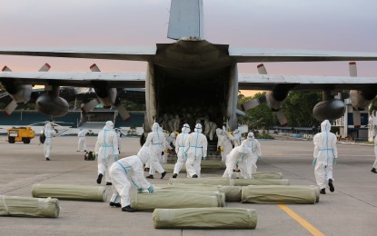 <p><strong>FABRICS FOR PPE MANUFACTURE.</strong> Air Force troops unload rolls of fabric transported from the Xiamen International Airport in China at the Villamor Air Base in Pasay City on Saturday (May 2, 2020). The fabrics were acquired by the Department of Trade and Industry and will be used in manufacturing personal protective equipment for medical front-liners.<em> (Photo courtesy of Air Force Public Affairs Office)</em></p>