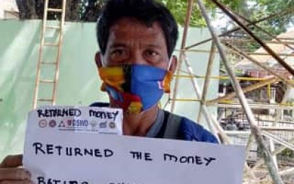 <p><strong>HONEST 4Ps BENEFICIARIES.</strong> A beneficiary of the Pantawid Pamilyang Pilipino Program (4Ps) returns the PHP6, 000 Social Amelioration Program (SAP) aid he got from the national government in this undated photo. A total of 132 4Ps beneficiaries from Antique return the SAP aid, a 4Ps organizer said on Tuesday (May 5, 2020). <em>(Photo courtesy of Pamilyang Pantawid Sibalom)</em></p>