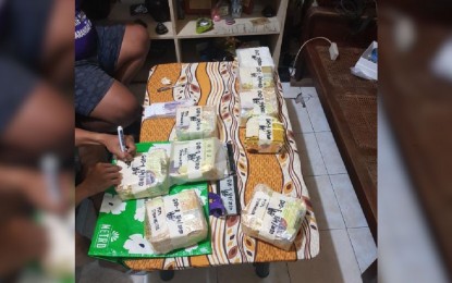<p><strong>P61-M BUST.</strong> Authorities seize PHP61.2 million worth of shabu in a buy-bust operation in Barangay Ususan, Taguig City on Monday (May 4, 2020). The Southern Police District said anti-illegal drug operations will remain relentless amid the enhanced community quarantine against the coronavirus disease 2019. <em>(Photo courtesy of SPD)</em></p>