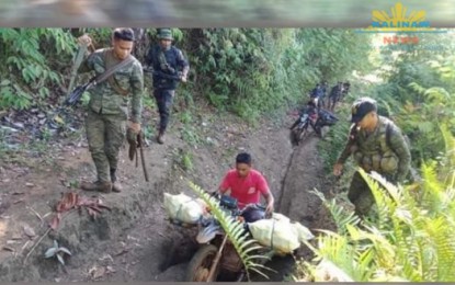<p><strong>CASH AID ON THE WAY.</strong> The Army’s 26th Infantry “Ever Onward” Battalion, along with the Department of Social Welfare and Development (DSWD) Caraga, LGU San Luis, Agusan del Sur personnel and police work hand-in-hand to reach far-flung communities. The team distributes relief goods and emergency cash assistance on Thursday (April 23, 2020.) <em>(Photo courtesy of Kalinaw News of Philippine Army)</em></p>