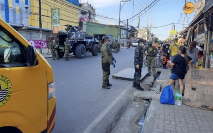<p><strong>SITIO-WIDE LOCKDOWN</strong>. An armored personnel carrier from the Task Force Cebu and Bravo Company of the 47th Infantry Battalion is parked in Sitio Alaska at Barangay Mambaling, Cebu City on Wednesday afternoon (May 6, 2020). Soldiers and policemen informed the residents about the total lockdown in the sub-village due to an alarming surge of Covid-19 cases. <em>(PNA photo by John Rey Saavedra)</em></p>