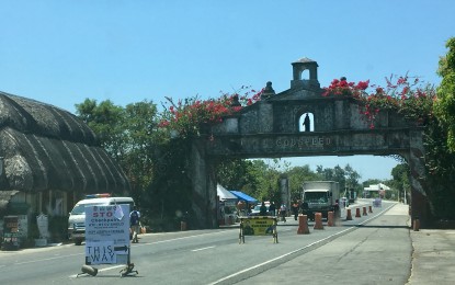 <p><strong>NO MORE EXPRESS LANES.</strong> All essential workers including front-liners passing through border checkpoints need to show their border pass or identification cards as the province has removed express lanes. Col. Christopher Abrahano, acting director of the Ilocos Norte Police Provincial Office, on Thursday (May 7, 2020) said they have to enforce strict rules at the checkpoints as there have reports of people illegally crossing the borders. <em>(File photo by Leilanie G. Adriano)</em></p>