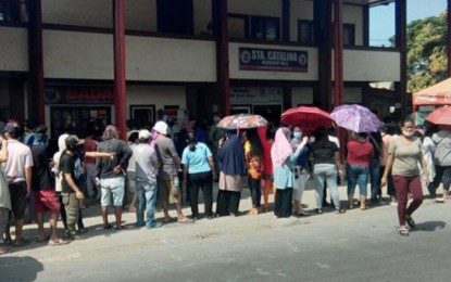 <p><strong>SAP DISTRIBUTION</strong>. Photo shows low-income families affected by the lockdown due coronavirus disease pandemic availing government’s emergency cash aid. Malacañang on Wednesday (July 22, 2020) said hunger incidence was high in areas still under general community quarantine (GCQ) and modified GCQ. <em>(File photo)</em></p>