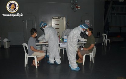 <p><strong>GOING HOME.</strong> Troops of the Naval Task Force conduct a medical exam on stranded Filipino tourists before they are allowed to board the BRP Davao Del Sur (LD-602) and BRP Ramon Alcaraz (PS-16) in India’s Cochin Port on Thursday (May 7, 2020). Aside from ferrying stranded Filipino tourists, the ships docked at the port to pick up face masks donated by a Filipino donor based in the South Asian nation. <em>(Photo courtesy of Naval Public Affairs Office)</em></p>