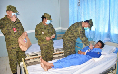 <p><strong>WOUNDED SERVICEMEN.</strong> Major Gen. Diosdado Carreon, the Army's 6th Infantry Division commander and chief of Joint Task Force Central (JFTC), awards wounded personnel medal to one of the soldiers injured in the fight against lawless elements in Maguindanao. Carreon commended the soldiers for sacrificing in the name of peace and for the safety of civilian communities. <em>(Photo courtesy of 6ID)</em></p>