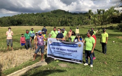 <p><strong>STIMULUS PACKAGE.</strong> Farmers in the rice farms of Guadalupe village, Carmen town in Bohol accompany Governor Arthur Yap in launching the cash-for-work program as a component of the PHP700-million economic stimulus package launched to brace for the impact of coronavirus disease 2019 (Covid-19) to the Boholanos. On Saturday (May 9, 2020), Yap disclosed the various components of the stimulus package dubbed as the “We Survive As One Bohol” plan. <em>(Photo courtesy of Bohol Provincial PIO)</em></p>
