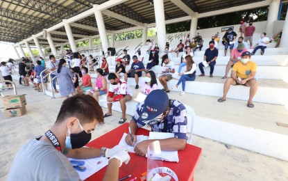 <p><strong>SAP DISTRIBUTION</strong>. Cash assistance distribution under the government's social amelioration program for low income families affected by the coronavirus-related lockdowns. Malacañang on Thursday (Nov. 5, 2020) expressed hope that Filipinos' quality of life would improve once a vaccine for Covid-19 becomes available. <em>(PNA File photo)</em></p>