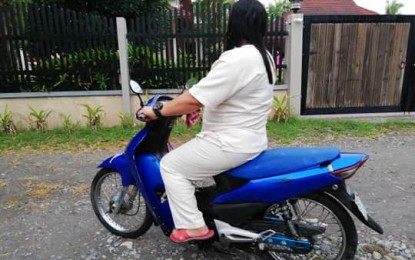 <p><strong>PROPER FOOTWEAR</strong>. The prohibition on wearing rubber slippers or any open type of footwear by motorcycle riders is put on hold in Dumaguete City due to public clamor for the definition of 'slippers'. Citation tickets issued by the city's Traffic Management Office specify the wearing of slippers as a violation. <em>(Photo by Judy Flores Partlow)</em></p>