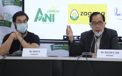 <p style="text-align: left;"><strong>ONLINE SHOPPING. </strong>Agriculture Secretary William Dar signs a memorandum of agreement with Grab president and CEO Brian Cu (left), together with eight new partners, including six merchants and another logistics provider for hassle-free food shopping as part of quarantine measures to curb the spread of coronavirus disease 2019 (Covid-19). Dar said through this e-commerce mechanism, consumers can buy goods in the comfort and safety of their own homes (<em>PNA photo by Joey O. Razon</em>) </p>
