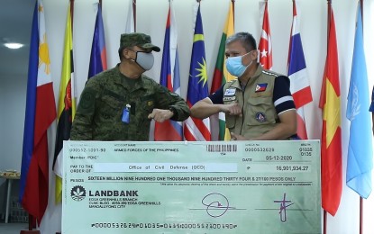 <p><strong>DONATION.</strong> AFP Chief-of-Staff, Gen. Felimon Santos Jr. (left), and Office of Civil Defense Administrator Ricardo Jalad do an elbow bump during the turnover ceremony of the AFP's PHP16.9-million cash donation on Friday (May 15, 2020). The amount was raised through salary deduction based on the rank of soldiers, including cadets, candidate soldiers, and probationary officers. <em>(Photo courtesy of AFP Public Affairs Office)</em></p>