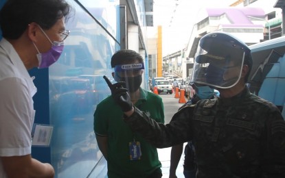 <p><strong>INSPECTION</strong>. Joint Task Force Covid Shield Commander PLt. Gen. Guillermo Eleazar (right) leads the inspection of quarantine control points, malls and other business establishments in Antipolo City on Saturday (May 16, 2020). Eleazar warned that malls will be closed if they failed to observe quarantine protocols, particularly safe physical distancing.<em> (Photo courtesy of JTF Covid Shield)</em></p>