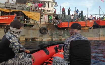<p><strong>UNDER WATCH</strong>. Philippine Coast Guard personnel keep a close watch on a deep-sea fishing vessel off the coast of San Jose, Negros Oriental after three fisherman on board were reported to have died while at sea. Assistant Provincial Health Officer Dr. Liland Estacion said health and safety protocols are now being carried out to ensure that none of the crew or fishermen on board are infected with Covid-19.<em> (Photo courtesy of Philippine Coast Guard-Dumaguete)</em></p>