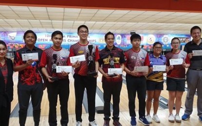 <p><strong>NON-CONTACT SPORT</strong>. Bowling is a non-contact sport that must be allowed now that Baguio is under general community quarantine, said Jayson Nikko Go (right), head of the Summer Capital Ten Pin Bowling Association and organizer of the annual SCTBA Prima Pasta Open Masters Championship at the Puyat Center. The tournament was supposed to be staged last March but was canceled due to the Covid-19 pandemic.<em> (Photo courtesy of the SCTBA)</em></p>