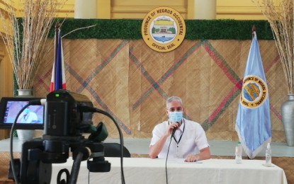 <p><strong>‘DELAY CLASS OPENING’.</strong> Negros Occidental Governor Eugenio Jose Lacson said he believes the opening of classes should start next year instead since there is no vaccine or cure yet for coronavirus disease 2019. “Until such time, let’s be on the side of caution. Let’s always play it safe,” he said in a press conference at the Capitol Social Hall in Bacolod City on Wednesday (May 20, 2020). <em>(PNA photo by Nanette L. Guadalquiver)</em></p>