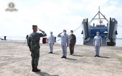<p><strong>BACK HOME.</strong> Philippine Fleet commander, Rear Adm. Loumer Bernabe (left), welcomes officers and enlisted personnel of the BRP Bacolod City during its arrival in Sangley Point, Cavite City on Wednesday (May 20, 2020). The ship was tapped by the government to transport the PPE sets acquired from China for Department of Health personnel in their ongoing efforts to contain the coronavirus disease 2019 (Covid-19) outbreak. <em>(Photo courtesy of Philippine Fleet)</em></p>