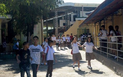 <p><strong>SCHOOL OPENING.</strong> Students of a public school in Iloilo City at the start of classes in June 2019. This year, the Department of Education in Western Visayas said on Friday (May 22, 2020) that it plans to employ various learning modalities in consideration of the threat of the coronavirus disease 2019. <em>(PNA file photo)</em></p>