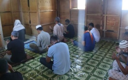 <p><strong>EID'L FITR.</strong> Muslim Army troopers gather for a call to prayer while observing physical distancing inside the headquarters of 8th Infantry Battalion in Impasugong, Bukidnon on Saturday (May 23, 2020) as pre- celebration of Eid'l Fitr, 30 days after observing the Islamic holy month of Ramadan. <em>(Photo courtesy of 8IB)</em></p>
