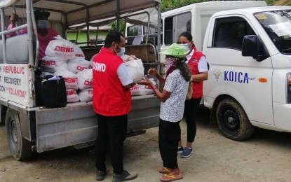 <p><strong>HELPING IPs.</strong> A member of the Indigenous Peoples in Iloilo receives a food pack from the government on Friday (May 22, 2020). The National Commission on Indigenous Peoples and other government agencies continued to help IPs who are not spared from the effects of coronavirus disease 2019 (Covid-19). <em>(Photo courtesy of Tubungan LGU)</em></p>