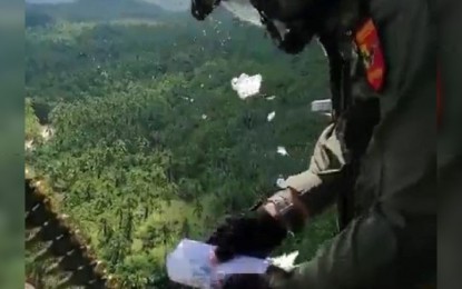 <p><strong>COVID-19 INFO</strong>. The Tactical Operation Group-Bicol (TOG-5) drops leaflets to inform residents in remote areas in the region about the coronavirus disease 2019. At least 20,000 leaflets were airdropped on Saturday (May 23, 2020). <em>(Screengrab from a video courtesy of TOG-5)</em></p>