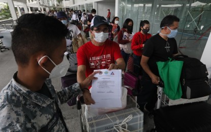 <p><strong>RETURNING HOME.</strong> Overseas Filipino workers (OFWs) heading to their hometowns after completing mandatory quarantine queue at the departure area of Ninoy Aquino International Airport Terminal 2 during a send-off on May 26, 2020. The government has put in place “remedial measures” to ensure that all repatriated OFWs will be sent to their respective hometowns immediately, if possible within 72 hours. <em>(PNA photo by Avito C. Dalan)</em></p>