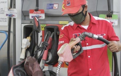 <p><strong>ROLLBACK</strong>. Oil firms will cut prices on Tuesday (Feb. 13, 2024), by PHP0.60 per liter for gasoline and PHP0.10 per liter for diesel. The latest price adjustments will give a break to the five straight weeks of oil price hikes. <em>(File photo)</em></p>