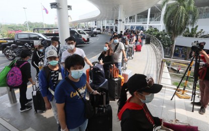 <p>Travelers at the Ninoy Aquino International Airport<em> (PNA file photo)</em></p>