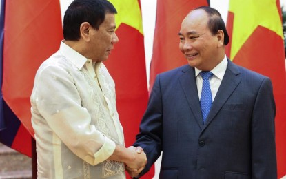 <p><strong>STRONGER TIES.</strong> President Rodrigo Duterte is welcomed by Vietnamese Prime Minister Nguyen Xuan Phuc during a courtesy call on September 29, 2016. In a telephone conversation on Tuesday (May 27, 2020). The two leaders committed to stronger bilateral and regional cooperation against coronavirus disease and long-term supply for the Philippines. <em>(Presidential photo by Ace Morandante)</em></p>