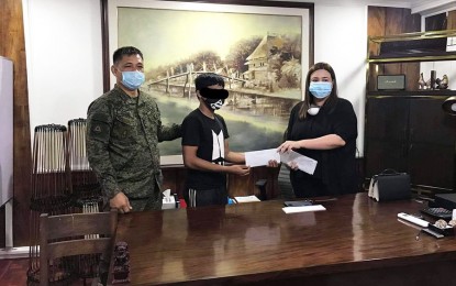 <p><strong>SUPPORT TO FORMER REBELS.</strong> Mayor Carla L. Pichay (right) of Cantilan, Surigao del Sur and Lt. Col. Jezreel Diagmel (left), commander of the Army's 36th Infantry Battalion, hand over cash assistance to four former members of the communist New People’s Army Tuesday (May 26, 2020). Pichay called on the remaining rebels to surrender and live in peace with their family. <em>(Photo courtesy of 36IB)</em></p>