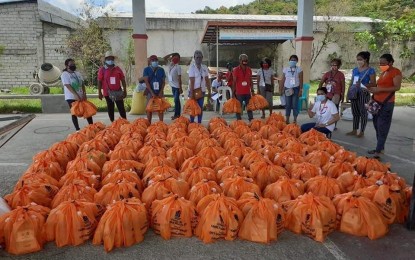 <p><strong>FAMILY HEALTH KITS.</strong> Residents of Maulong village in Catbalogan City, Samar receive health kits on Thursday (May 28, 2020). The city government said some 7,878 families have already received health kits from the local government meant to fight the spread of Covid-19. <em>(Photo courtesy of Catbalogan City Mayor Dexter Uy)</em></p>