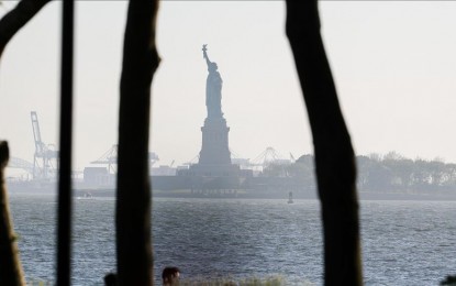 <p>The Statue of Liberty is seen from the Battery Park during Covid-19 pandemic in Lower Manhattan, New York City, United States on May 25, 2020. U.S Covid-19 victims have reached nearly to 100K as of today.<em> (Tayfun Coşkun - Anadolu Agency)</em></p>