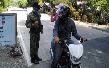 <p><strong>STILL NO BACKRIDING</strong>. Photo shows a law enforcer questioning a motorcycle rider for violating ‘no backride’ policy. Presidential Spokesperson Harry Roque on Monday (June 8, 2020) reminded the local government units that backriding is strictly prohibited. <em>(File photo)</em></p>