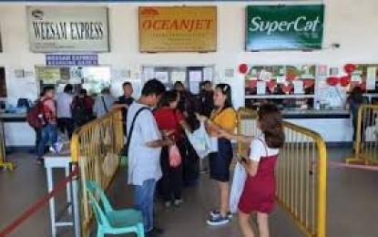 <p><strong>WHEN TO SAIL.</strong> Passengers lineup at the Iloilo Fastcraft and Ro-Ro Terminal before the coronavirus disease 2019 (Covid-19) pandemic. Maritime Industry Authority (MARINA) in Region 6 (Western Visayas) regional director Jose Venancio Vero said that they await the decision of the local government units to resume boat trips.<em> (PNA file photo)</em></p>