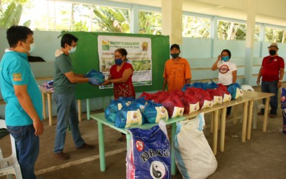 <p><strong>SUPPORT TO DAR BENEFICIARIES.</strong> Provincial agrarian reform officer Andre Atega of the Department of Agrarian Reform in Agusan del Norte (DAR-ADN) leads the province-wide distribution of food packs to 2,307 Agrarian Reform Beneficiaries (ARBs) in the area on Friday (May 29). The distribution is part of the nationwide campaign of DAR dubbed as “ARBold” to provide aid and other project packages to its beneficiaries amid the pandemic. <em>(PNA photo by Alexander Lopez)</em></p>