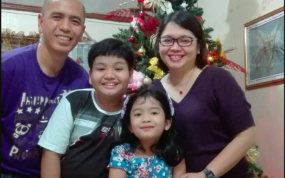 <p><strong>HELPING HAND.</strong> Yasmin Mangila Ponce, along with her husband Lemuel (left), her son Leon and daughter Mita. Yasmin says her family helped her make more ear savers to donate to the Covid-19 front-liners.<em> (Contributed photo)</em></p>