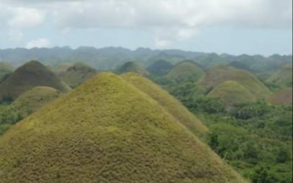 <p>Famous chocolate hills of Bohol <em>(PNA photo by Jelly Musico)</em></p>