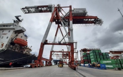 <p><strong>SURPLUS COLLECTION.</strong> A quay crane unloads container vans from an international cargo vessel docked at the Cebu International Port (CIP) in Cebu City. Bureau of Customs-Port of Cebu District Collector Charlito Martin Mendoza on Tuesday (June 2, 2020) said they were able to collect a PHP656.26-million surplus from January to May 2020 despite the two-month lull in the movement of commerce due to Covid-19 crisis. <em>(PNA photo by John Rey Saavedra)</em></p>