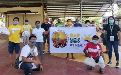 <p><strong>AID PACKAGE RECIPIENTS.</strong> Some of the agrarian reform beneficiaries in southern Negros Occidental who received aid packages from the Department of Agrarian Reform (DAR). Under “The PaSSOver: ARBold Move to Heal as One Deliverance of our ARBs from the Covid-19 Pandemic”, the DAR was able to distribute more than 7,000 aid packages in Negros Occidental, an official said on Tuesday (June 2, 2020). <em>(Photo courtesy of DAR-Negros Occidental)</em></p>