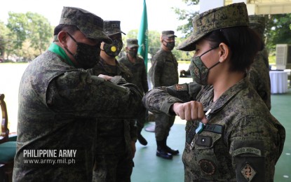 <p><strong>VISIT TO 2ND INFANTRY DIVISION.</strong> Philippine Army commander, Lt. Gen. Gilbert Gapay (left), does an elbow bump with a troop during his visit to the 2nd Infantry Division in Tanay, Rizal on Tuesday (June 2, 2020). Gapay lauded the officers and enlisted personnel of the 2nd Infantry Division for their significant gains against the New People's Army (NPA) terrorists.<em> (Photo courtesy of the Army Chief Public Affairs Office)</em></p>