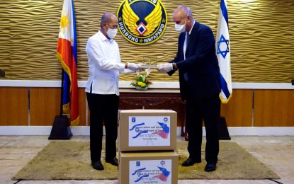 <p><strong>DONATION FROM ISRAEL.</strong> Israeli Ambassador to Manila Rafael Harpaz (right) receives a token of appreciation from Defense Secretary Delfin Lorenzana during the turnover of Israel's medical supplies donation to the Department of National Defense at the Villamor Airbase in Pasay City on Tuesday (June 2, 2020). The donation consists of medical gloves, surgical masks, N-95 filtered face masks, medical gowns, face shields, and non-contact thermometers. <em>(Photo courtesy Office of Civil Defense Public Affairs Office)</em></p>