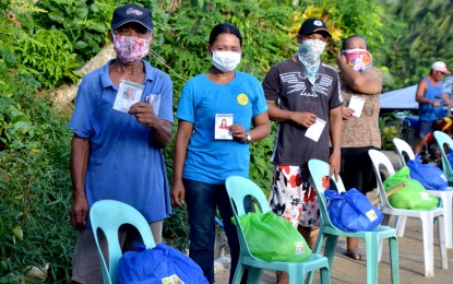 <p><strong>AID FOR FARMERS.</strong> Agrarian reform farmer-beneficiaries in Leyte receive relief goods from the Department of Agrarian Reform on May 28. The agency on Wednesday (June 3, 2020) said a total of 9,532 farmers in Eastern Visayas have received food supply and hygiene kit as assistance amid the health crisis.<em> (Photo courtesy of DAR)</em></p>