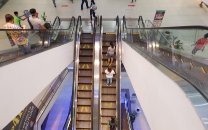 <p><strong>FOOT MARKINGS.</strong> The management of a mall in Araneta Center, Cubao, Quezon City has placed markings on escalators as part of the physical distancing measures under the general community quarantine (GCQ). Presidential Spokesperson Harry Roque on Tuesday (June 16, 2020) said the country is gaining significant strides in its fight against Covid-19. <em>(PNA photo by Robert Oswald P. Alfiler)</em></p>