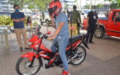 <p><strong>SAFETY INNOVATION.</strong> Iloilo Governor Arthur Defensor, Jr. shows his personally designed safety innovation on motorcycles to allow safe physical distancing between the driver and the back rider on Friday (June 5, 2020). The innovation has a transparent protective shield behind the driver and a handlebar provided for back rider’s safety. <em>(Photo courtesy of Capitol PIO)</em></p>