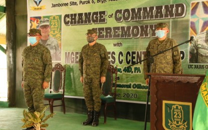 <p><strong>TURNOVER OF COMMAND.</strong> 4th Infantry Division commander Maj. Gen. Andres C. Centeno (center) presides the turnover of command of the 23rd Infantry Battalion from outgoing commander Lt. Col. Francisco L. Molina Jr. (left) to Lt. Col. Julius Cesar C. Paulo (right) on Sunday (June 7, 2020) in Barangay Alubijid, Buenavista, Agusan del Norte.<em> (PNA photo by Alexander Lopez)</em></p>
