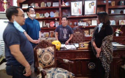 <p><strong>NUEVA ECIJA VISIT.</strong> Communications Secretary Martin Andanar (2nd from left) talks with Gapan City Mayor Emerson Pascual (2nd from right) during his in Nueva Ecija on Saturday (June 6, 2020). Andanar was accompanied by Undersecretaries Joel Sy Egco (extreme left) and Lorraine Badoy (extreme right). They also met with leaders of different local media organizations. <em>(Photo by Marilyn Galang)</em></p>